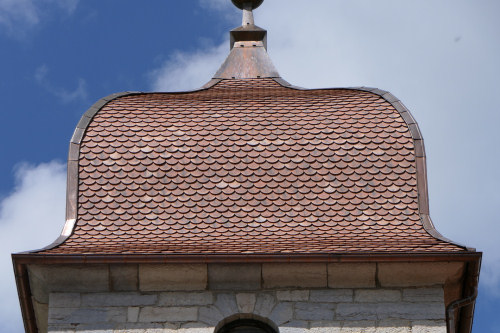 Couverture de tuiles du clocher de l'église des Grangettes, photo Y. Bessero
