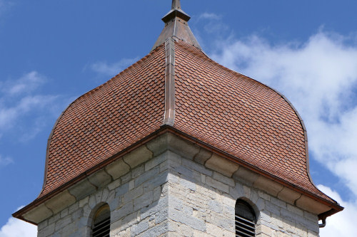 Couverture de tuiles du clocher de l'église des Grangettes, photo Y. Bessero