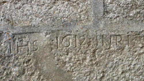 Pierre gravée 1612, photo O. Pernot