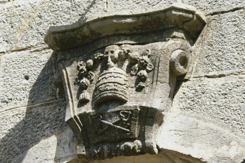 Pierre sculptée au dessus de l'entrée de l'église des Bréseux, photo J. Masset