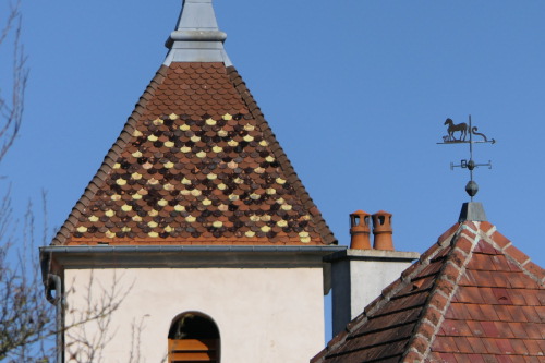 Détail du motif de tuiles de l'église de Lieucourt, photo Y. Bessero
