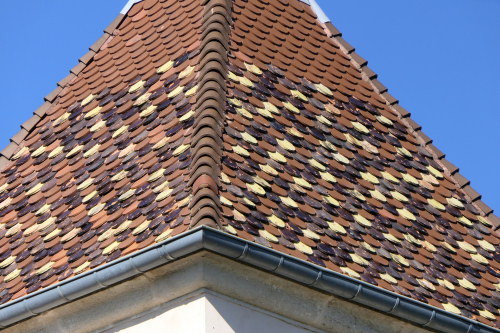 Détail du motif de tuiles de l'église de Lieucourt, photo Y. Bessero
