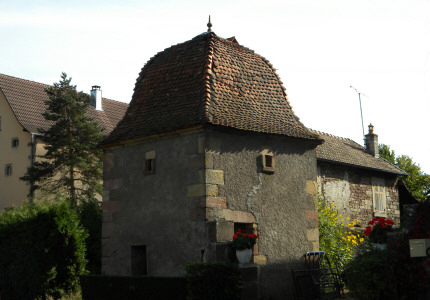 Dôme à l'impériale sur un pigeonnier du 18e siècle, photo D. Bion