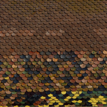 Détail du motif de tuiles du clocher de Louvatange, photo Y. Bessero