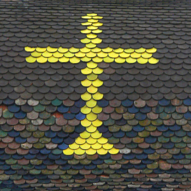 Détail du motif de tuiles du clocher de Louvatange, photo Y. Bessero