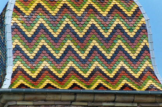 Détail du motif de tuiles de l'église de Lyoffans, photo J. Menneret