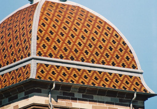 Détail du motif de tuiles de l'église de Mailleroncourt-Saint-Pancras, photo J. Menneret