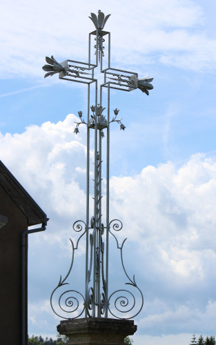 Croix devant l'église de Malpas, photo O. Pernot