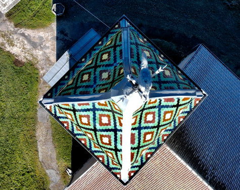 Détail du la couverture de tuiles du clocher de l'église de Malpas, photo E. Rey