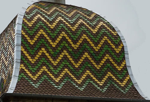 Détail du motif de tuiles du clocher de l'église de Mancenans, photo O. Pernot