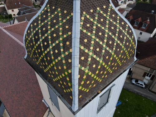 Détail du motif de tuiles du clocher de l'église de Marchaux, photo E. Rey
