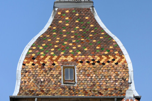 Détail du motif de tuiles du clocher de l'église de Marchaux, photo Y. Bessero