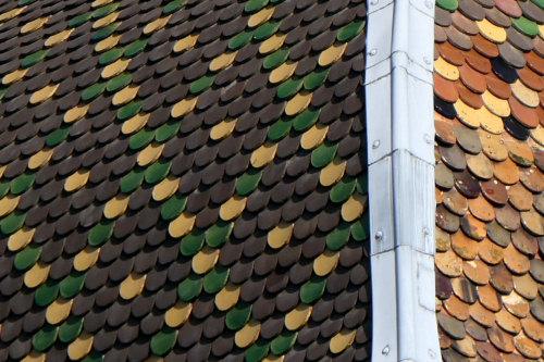 Détail du motif de tuiles du clocher de l'église de Marchaux, photo Y. Bessero