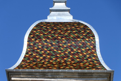 Motif de tuiles du clocher de Mazerolles-le-Salin, photo Y. Bessero