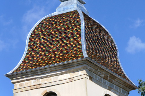 Motif de tuiles du clocher de Mazerolles-le-Salin, photo Y. Bessero