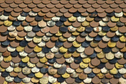 Motif de tuiles du clocher de Mazerolles-le-Salin, photo J. Masset