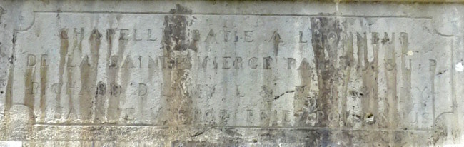 Fronton gravé de la chapelle de La Fruitière de Ménétrux-en-Joux, photo O. Pernot