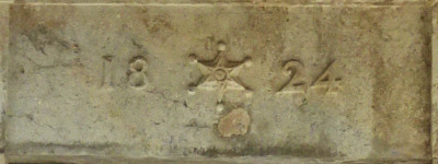 Fronton gravé de la chapelle de La Fruitière de Ménétrux-en-Joux, photo O. Pernot