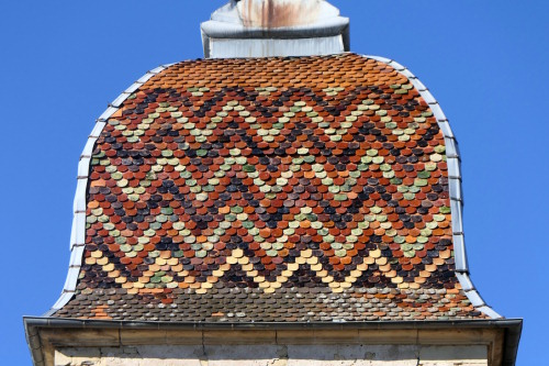 Détail du motif de tuiles du clocher de Menoux, photo Y. Bessero