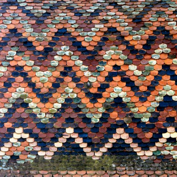 Motif de tuiles du clocher de l'église de Menoux, photo Y. Bessero