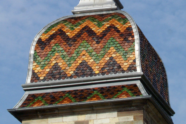détail du motif de tuiles de l'église de Mersuay, photo J. Masset