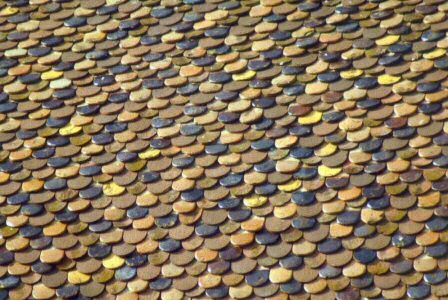 Détail du motif de tuiles de l'église de Miserey-Salines, photo J. Masset