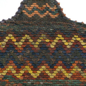 Motifs de tuiles du clocher de l'église de Moimay, photo Y. Bessero 