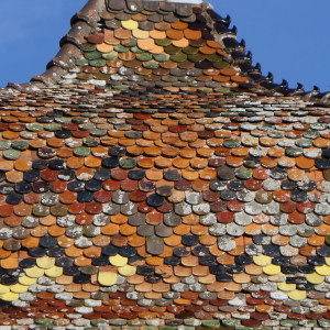 Motifs de tuiles du clocher de l'église de Moimay, photo Y. Bessero 