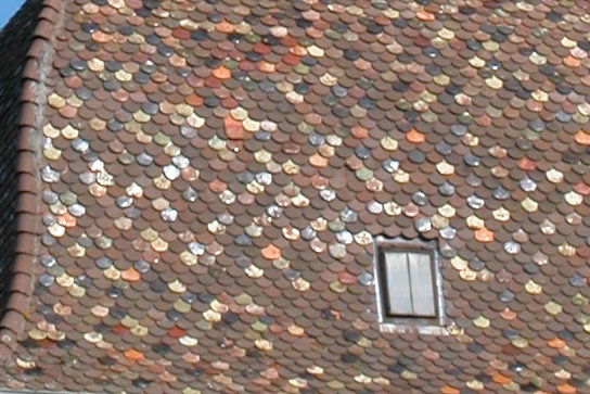 Détail du motif de tuiles du clocher de Molay-Laitre, photo B. Lamblin