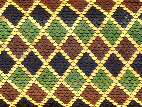 Détail du motif de tuiles du clocher de Mollans, photo J. Masset