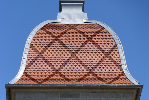 Détail de la couverture de tuiles du clocher de l'�glise de Moncley, photo Y. Bessero