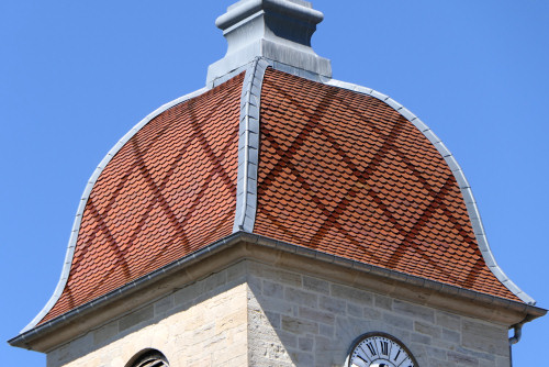Détail de la couverture de tuiles du clocher de l'église de Moncley, photo Y. Bessero