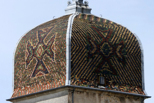 Détails du motif de tuiles vernissées du clocher de l'église de Montholier, photo Y. Bessero