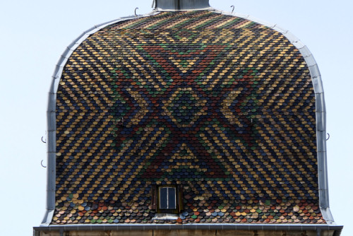 Détails du motif de tuiles vernissées du clocher de l'église de Montholier, photo Y. Bessero