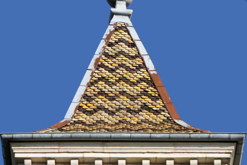 Détail du motif de tuiles de l'église de Montseugny, photo Y. Bessero