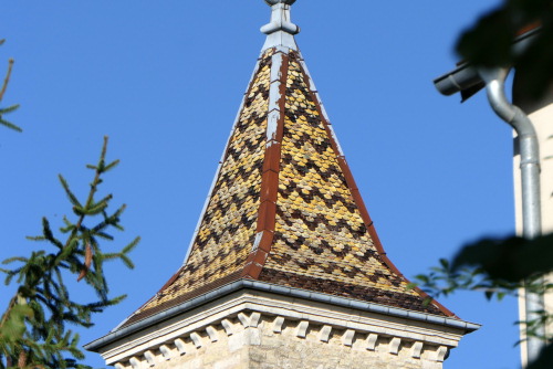 Détail du motif de tuiles de l'église de Montseugny, photo Y. Bessero
