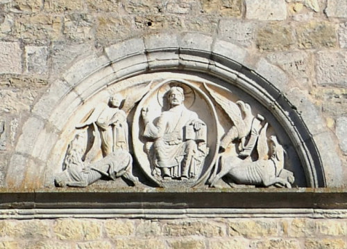 Tympan sculpté de l'église de Montseugny, photo Y. Bessero