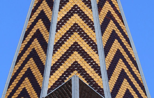 Détail du motif de tuiles du clocher de Montureux, photo C. Quillon