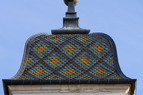 Détail du motif de tuiles du clocher de Motey-Besuche, photo Y. Bessero