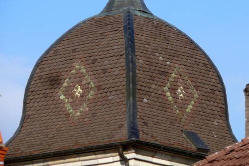 Motif de tuiles du clocher de Navenne, photo Y. Bessero