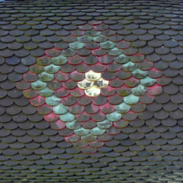 Détail du motif de tuiles du clocher de Navenne, photo Y. Bessero