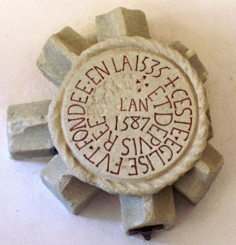 Pierre gravée dans de l'église de Noël-Cerneux, photo J. Masset