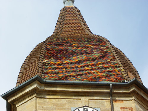Détail du motif de tuiles du clocher de l'église de Noidans-lès-Vesoul, photo D. Bion