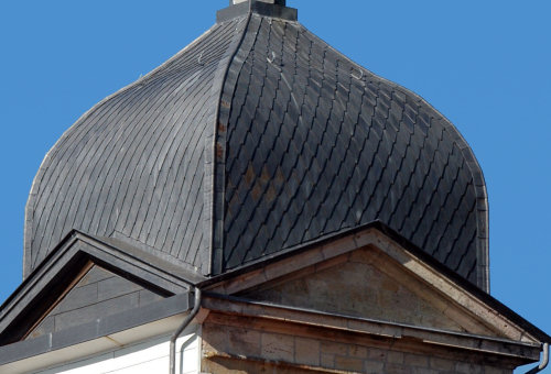 Détail de la couverture d'écailles de zinc de l'église d'Onglières, photo M. Morlin Détail de la couverture d'écailles de zinc de l'église d'Onglières, photo M. Morlin