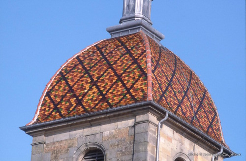 Détail du motif de tuiles du clocher d'Ormoy, photo J.M. Coupriaux