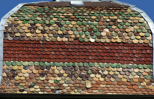 Détail du motif de tuiles du clocher d'Orsans, photo J. Masset