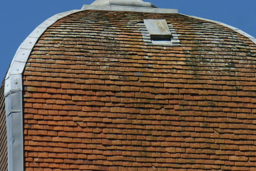 Tuiles du clocher de l'église d'Ounans, photo J. Masset