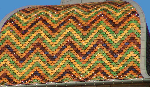 Détail du motif de tuiles du clocher de l'église de Parcey, photo O. Pernot