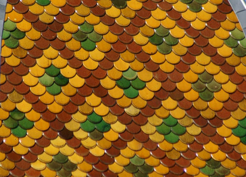 Détail du motif de tuiles du clocher de Pennesières, photo J. Masset