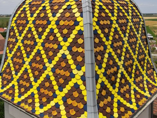 Détail du motif de tuiles du clocher de l'église de Peseux, photo E. Rey